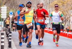 上海马拉松数万人开跑，上海马拉松赛开跑