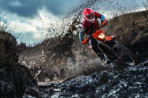 切尔西后腰站位精准破坏对方传导，切尔西呆过的边后卫