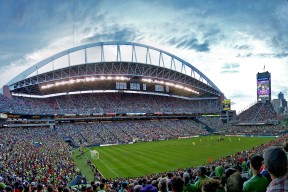 中超联赛国足惨败 球迷分析失利原因，国足参加中超